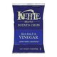 Bolsa de papas fritas Kettle Brand sabor sal de mar y vinagre de 142 g, empaque azul con diseño clásico