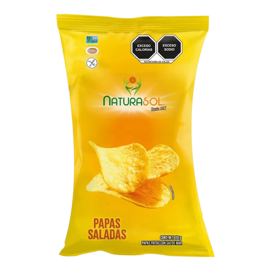 Bolsa de papas saladas Naturasol de 110 g de Shefa, con sello de advertencia y diseño amarillo brillante.